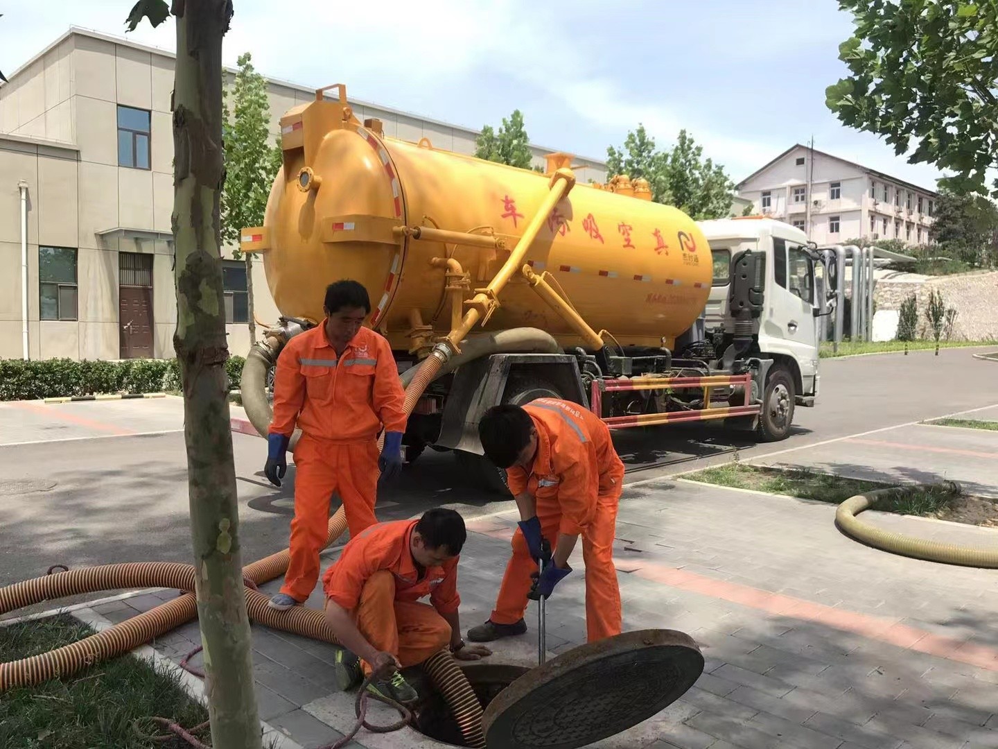 靖西管道疏通车停在窨井附近