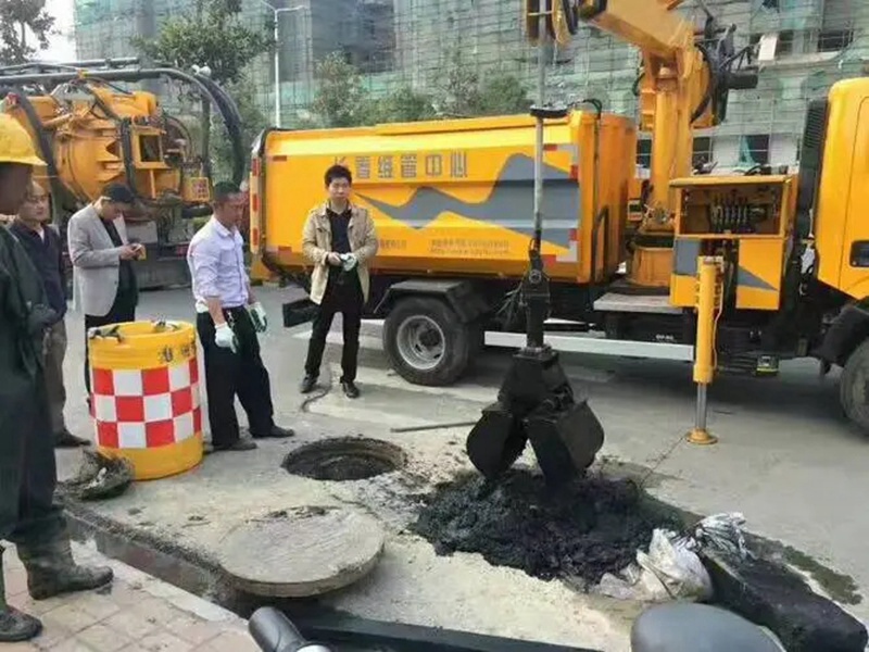 靖西街道：网格员化身“清道夫”，为民解忧疏通“堵心”化粪池