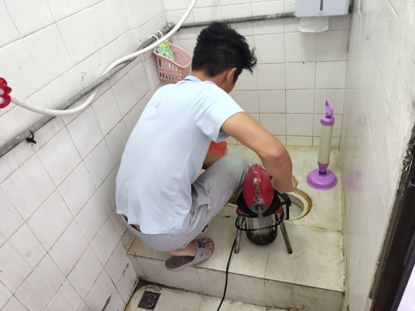 靖西肥皂掉到马桶里把马桶堵住了怎么办？马桶堵住了怎么办